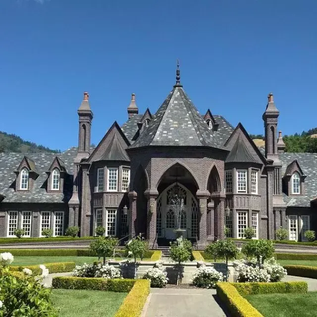 La salle de dégustation du vignoble Ledson ressemble à un château européen.