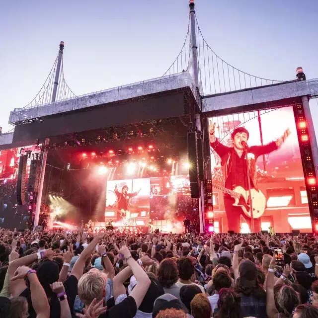 Bild von Green Day auf der großen Leinwand bei ihrem Auftritt beim Outsidelands Festival